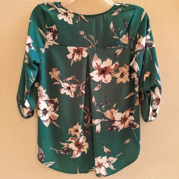 NWOT Women's West Kei Allan Surplice 3/4 RollTab High Low Floral Green Blouse - Picture 3 of 7